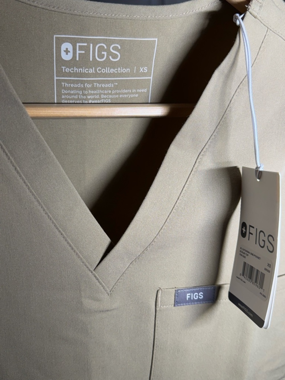 NWT FIGS Casma Three-Pocket Scrub Top Sand XS | Technical Collection - Picture 3 of 4